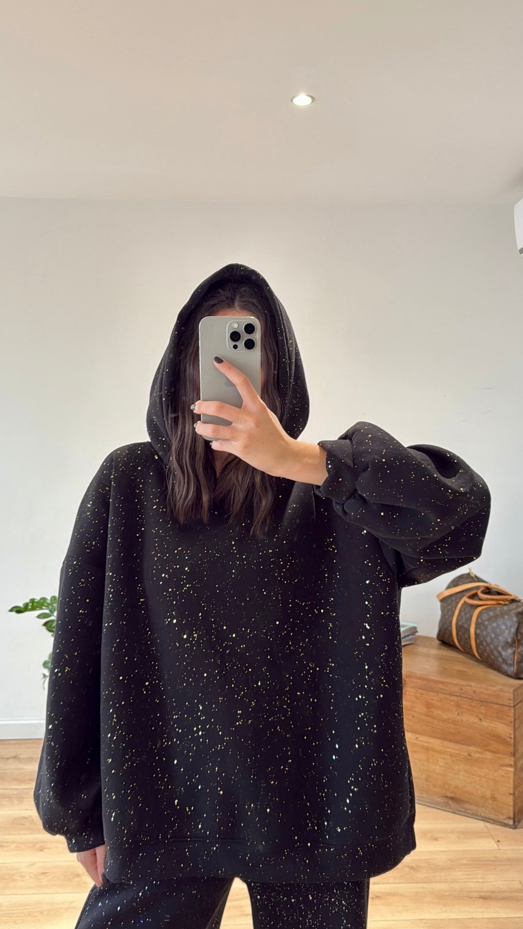 SWEAT "KYLIE" NOIR À PAILLETTES expedition à partir de 21/12