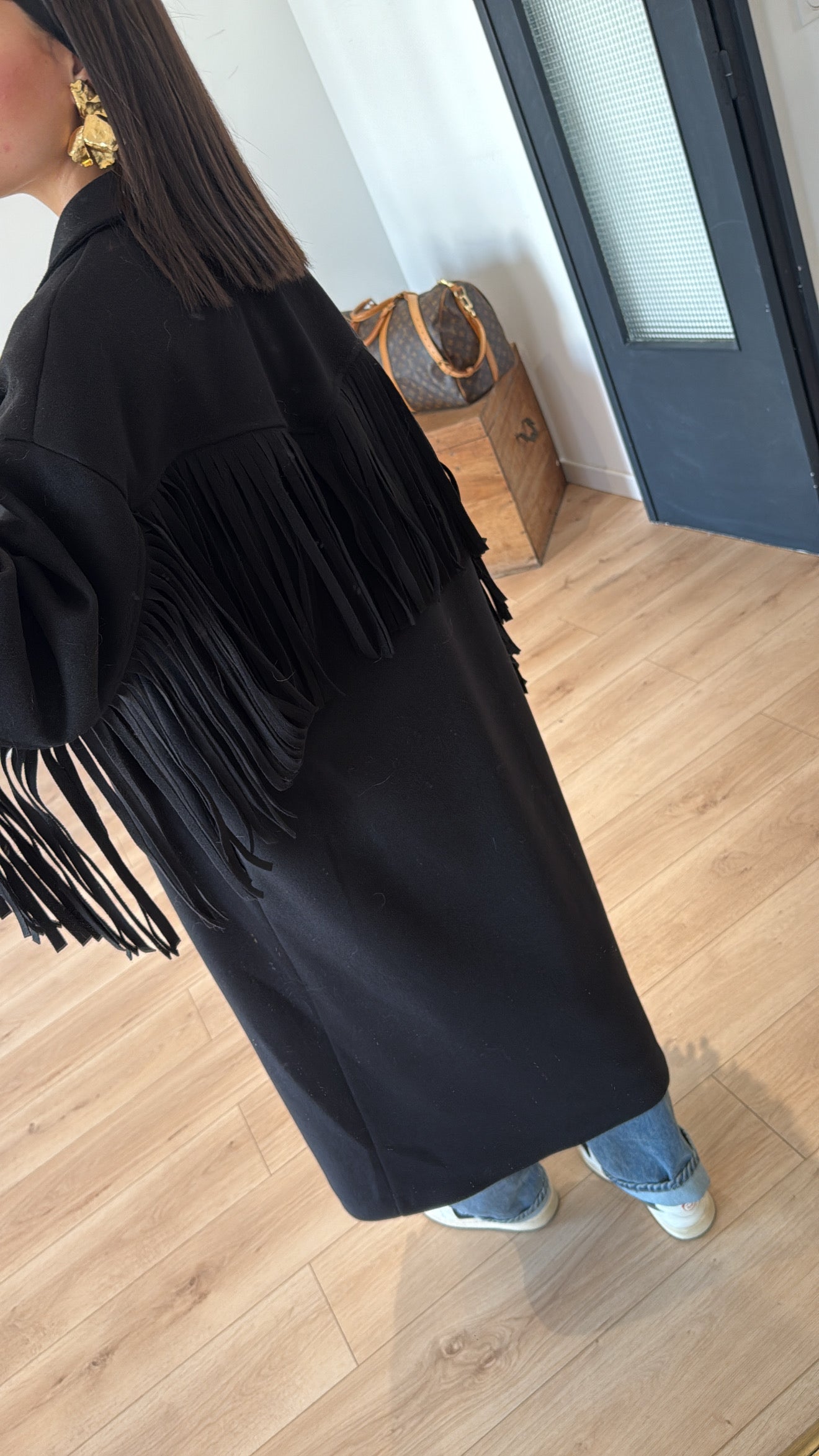 Manteau long noir à franges bohème chic