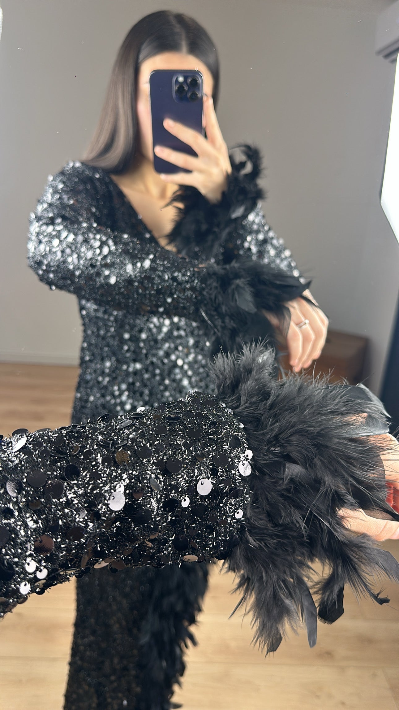 Robe à sequins noir fente avec plume