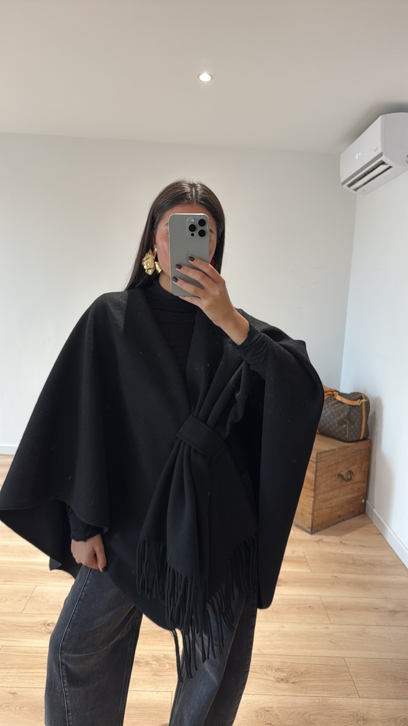 CAPE À FRANGES NOIR "FAUSTINE"