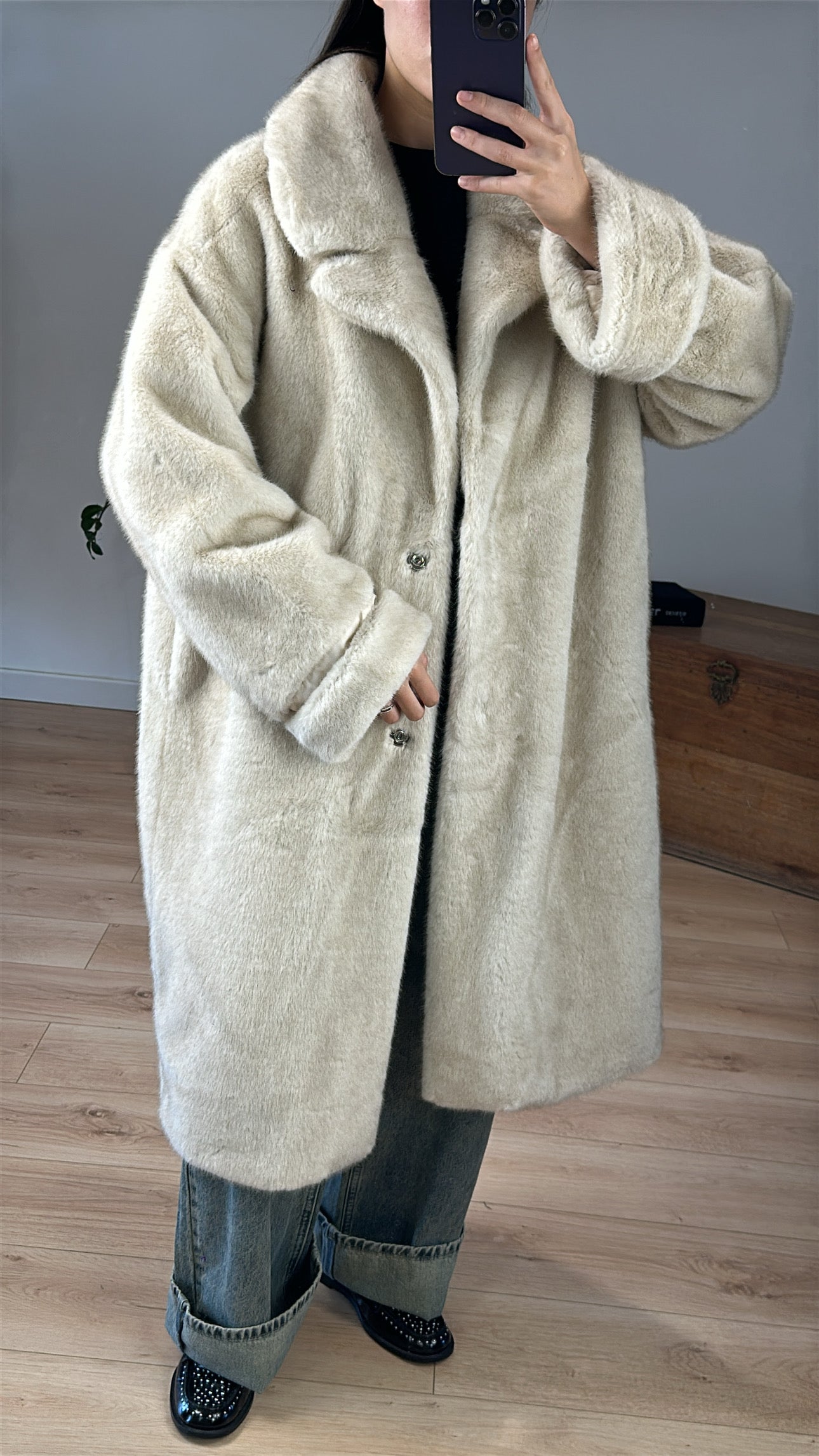 Manteau long beige en fourrure synthétique