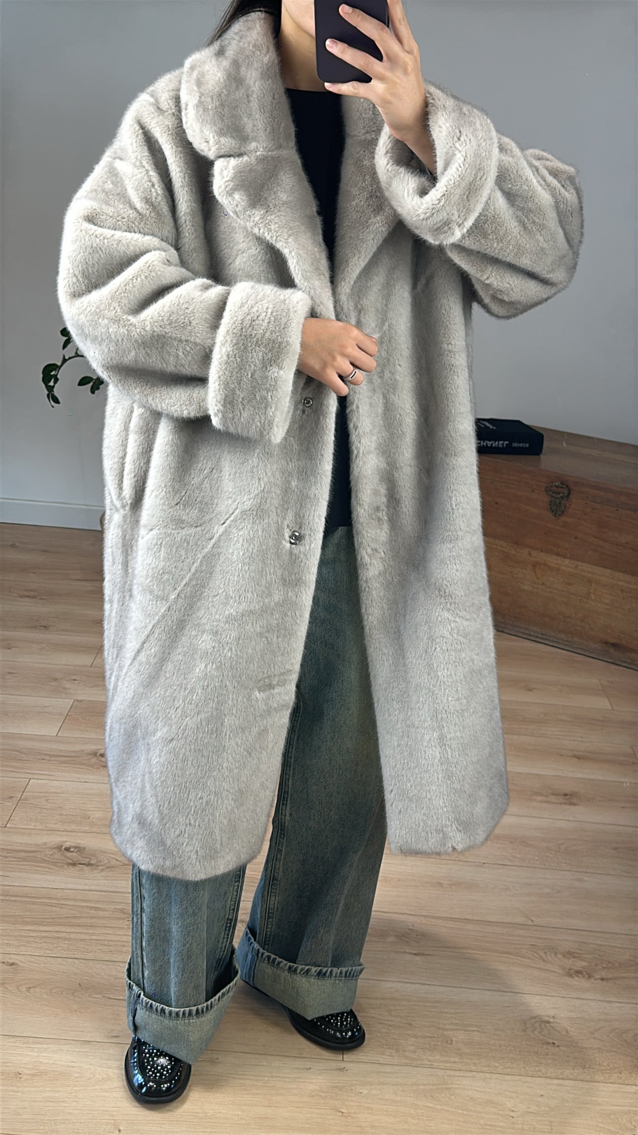 Manteau long gris en fourrure synthétique