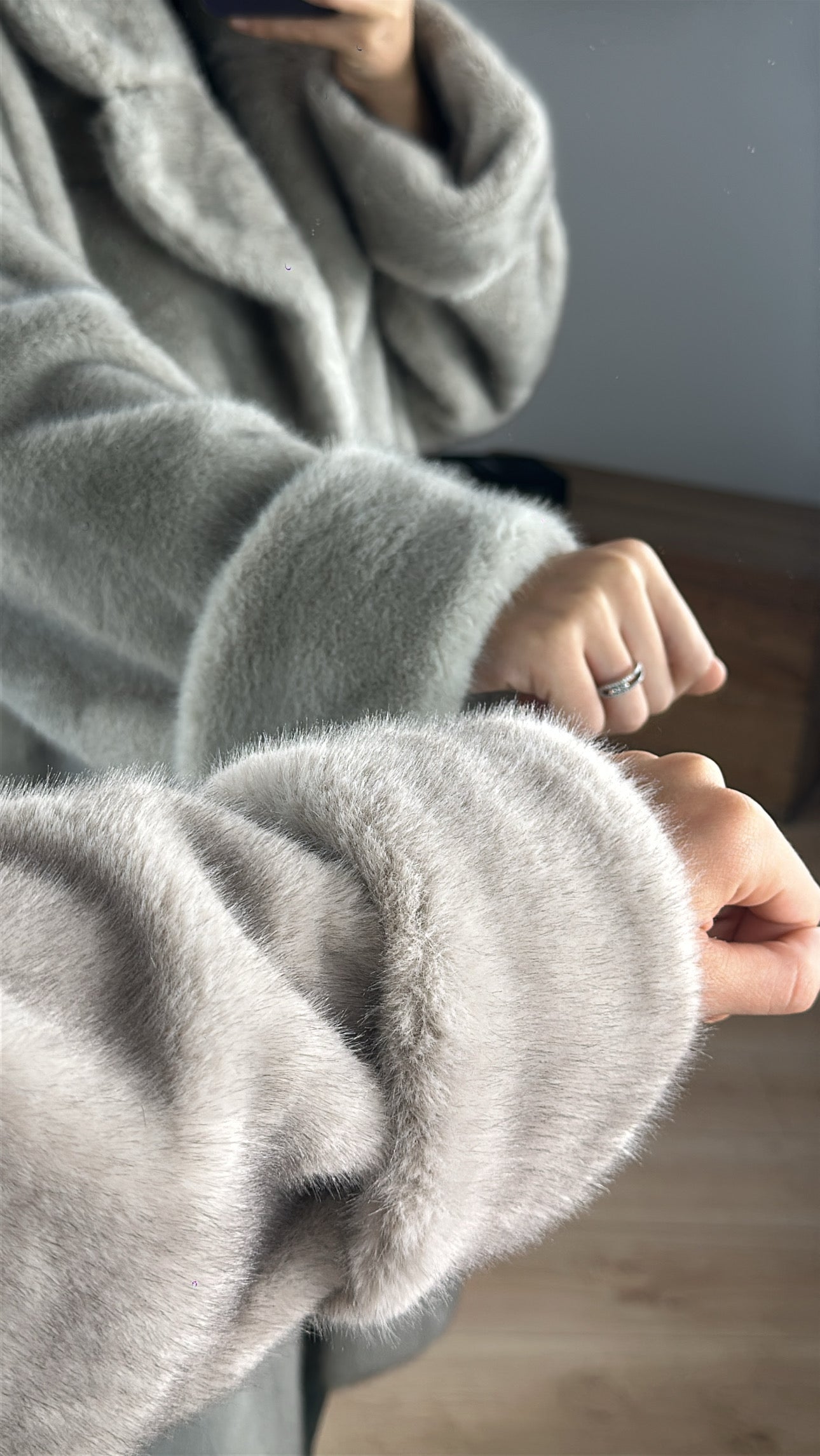 Manteau long gris en fourrure synthétique