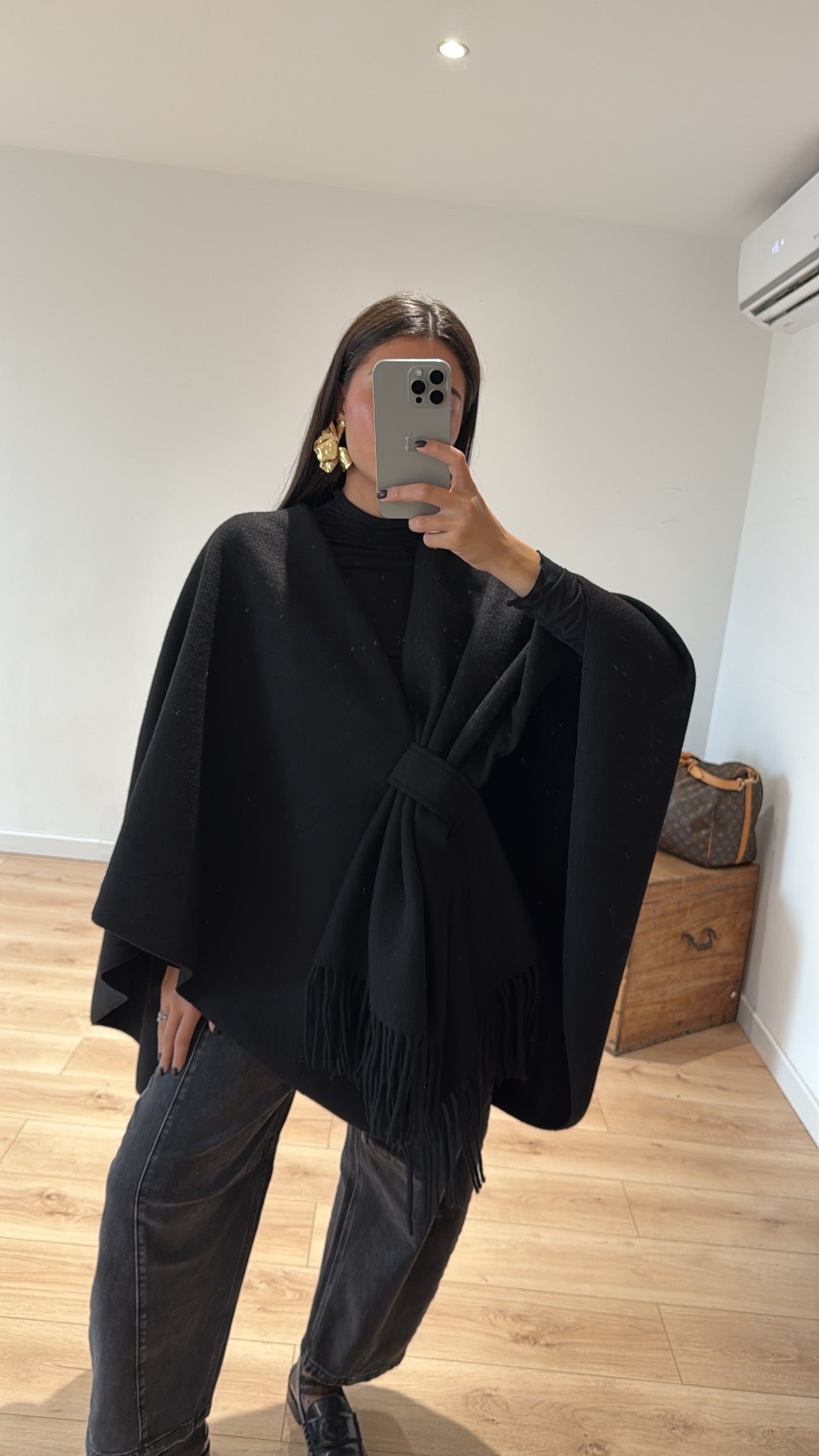 CAPE À FRANGES NOIR "FAUSTINE"