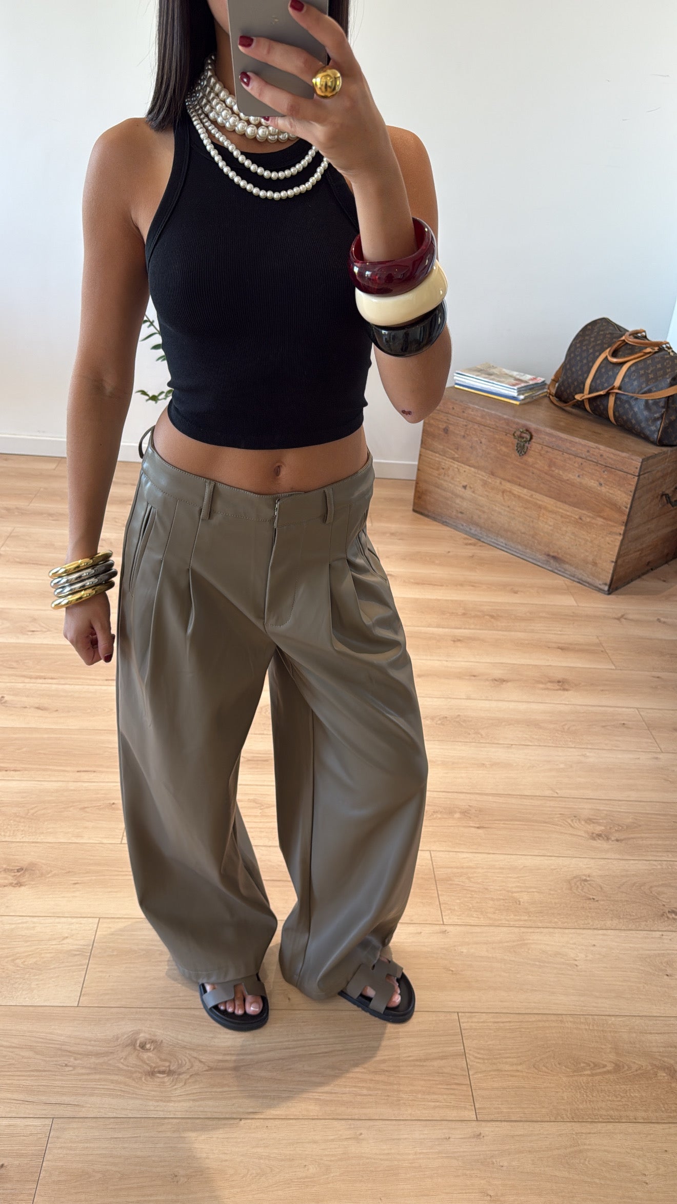 PANTALON "CLÉA" TAUPE en cuir synthétique